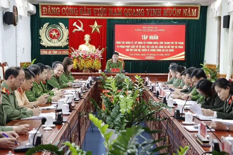 Báo cáo viên Phòng 3, Cục Cảnh sát Quản lý hành chính về trật tự xã hội báo cáo tại tập huấn