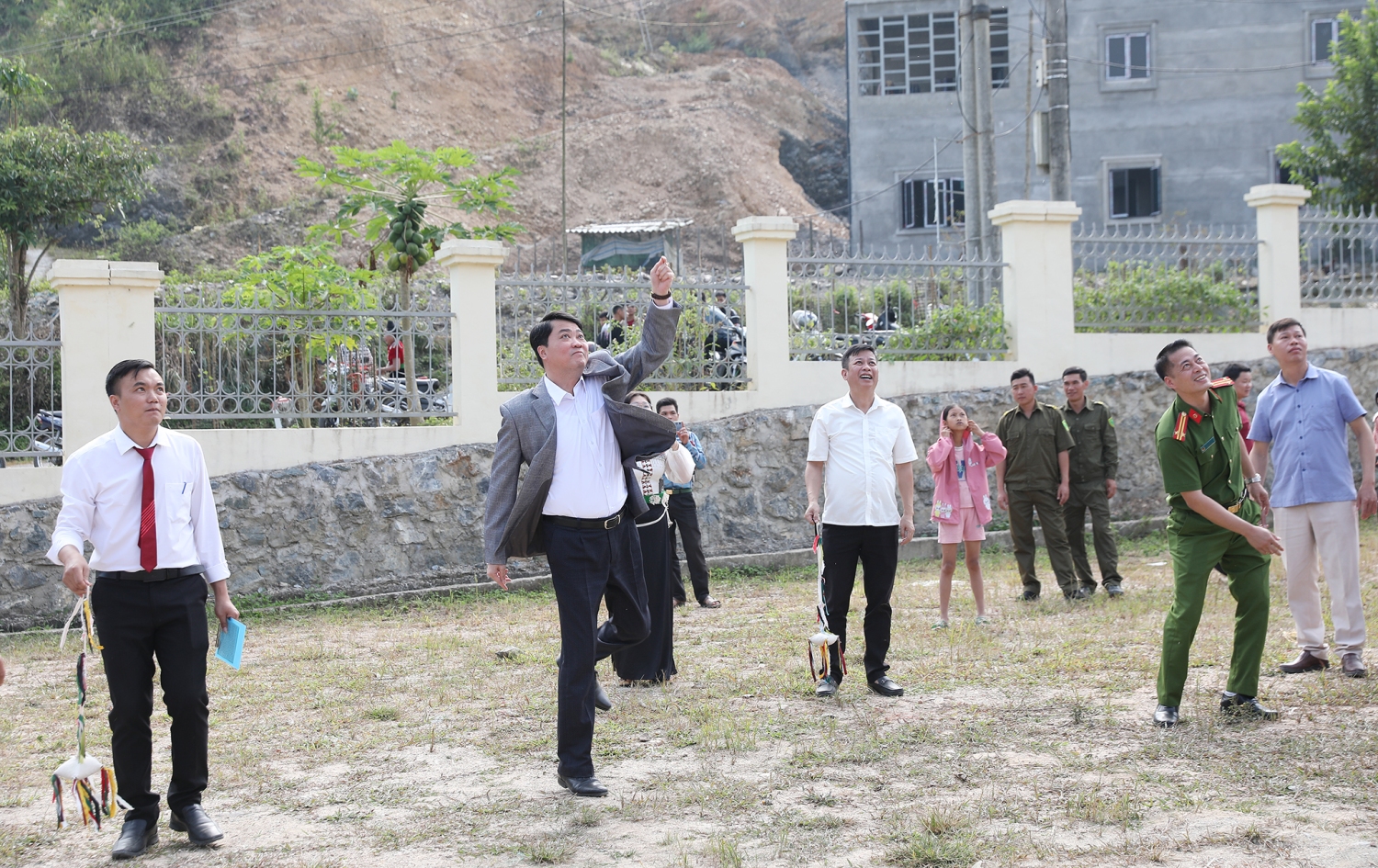 Đồng chí Giám đốc Công an tỉnh và Chủ tịch UBND huyện Than Uyên tham gia ném còn cùng bà con nhân dân bản Cáp Na 2