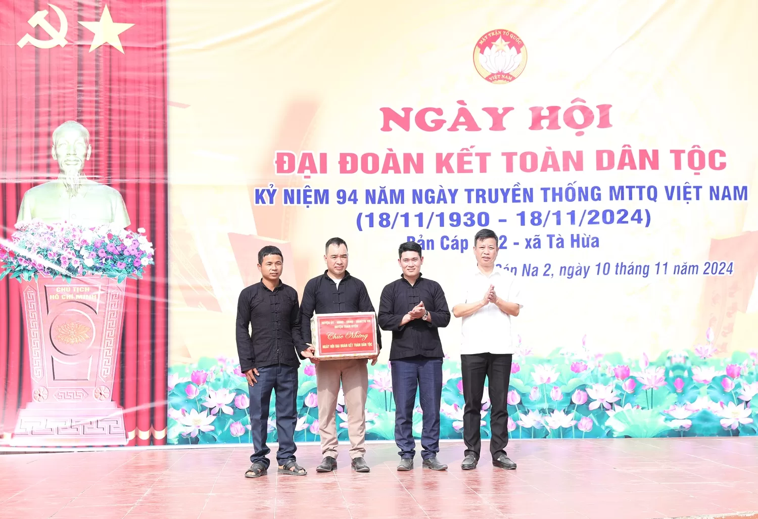 Đồng chí Nguyễn Văn Thăng Chủ tịch UBND huyện Than Uyên tặng quà chính quyền và nhân dân bản Cáp Na