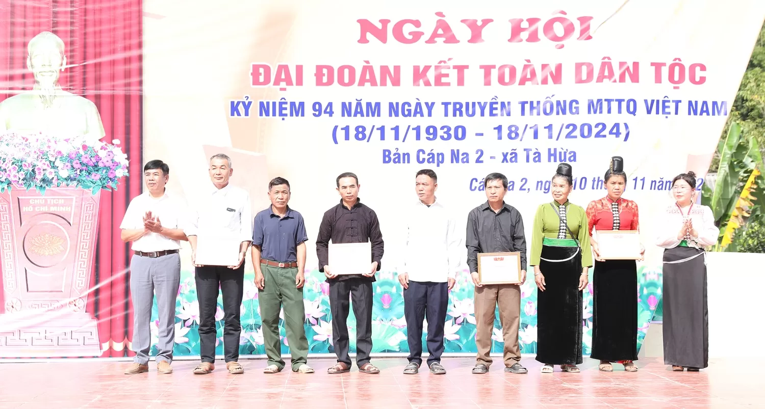 Lãnh đạo UBND xã trao giấy khen cho các gia đình văn hoá tiêu biểu bản Cáp Na 2