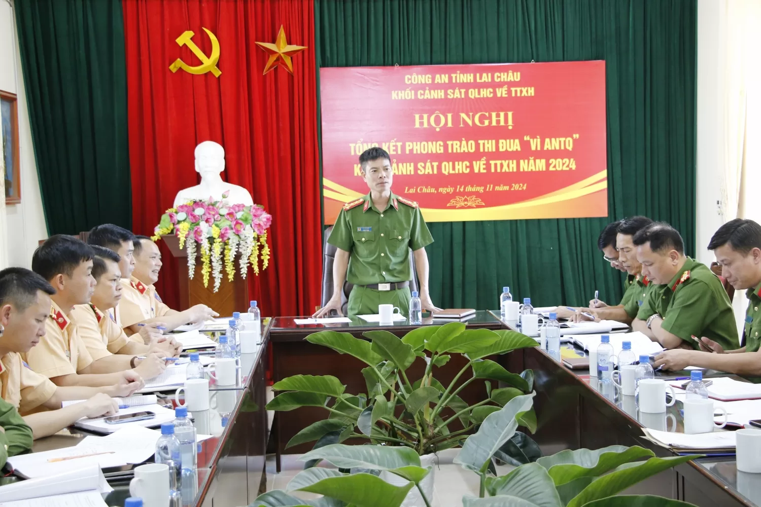 Đại tá Lê Anh Hưng - Phó Giám đốc Công an tỉnh phát biểu tại hội nghị
