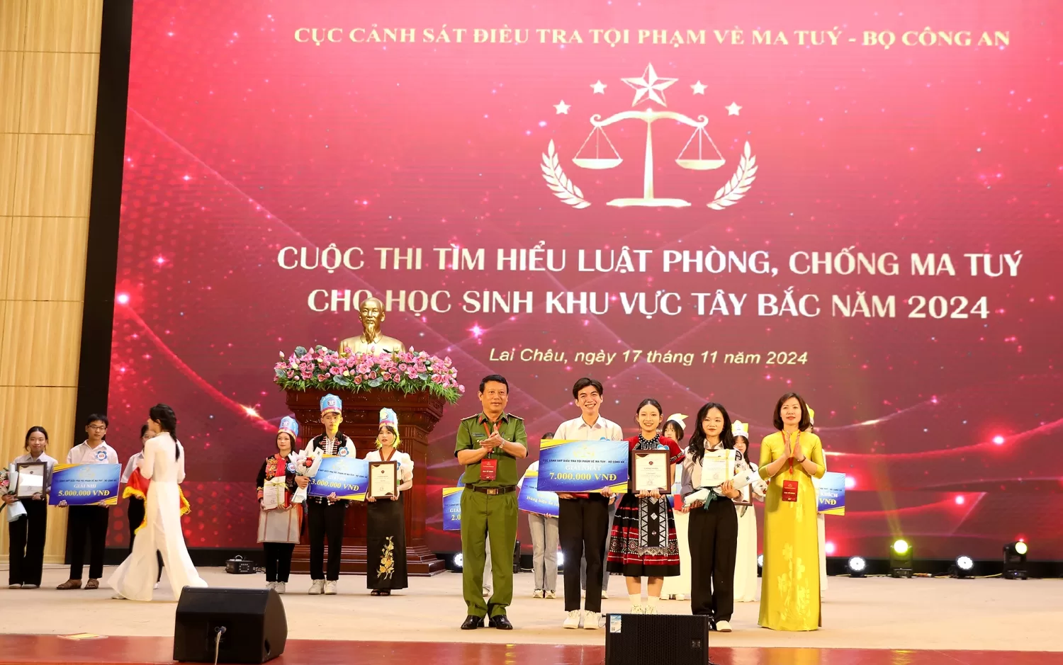 Bà Hoàng Thu Phương - Phó Giám đốc Sở GD&ĐT tỉnh và Thượng tá Bùi Xuân Long Phó Trưởng phòng 6, Cục Cảnh sát điều tra tội phạm về ma tuý trao giải Nhất vòng loại tỉnh Lai Châu cho đội thi Trường THPT Chuyên Lê Quý Đôn