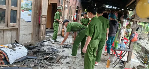 Ảnh: CBCS tham gia hỗ trợ, khắc phục, sữa chữa nhà ở bị xuống cấp cho người dân