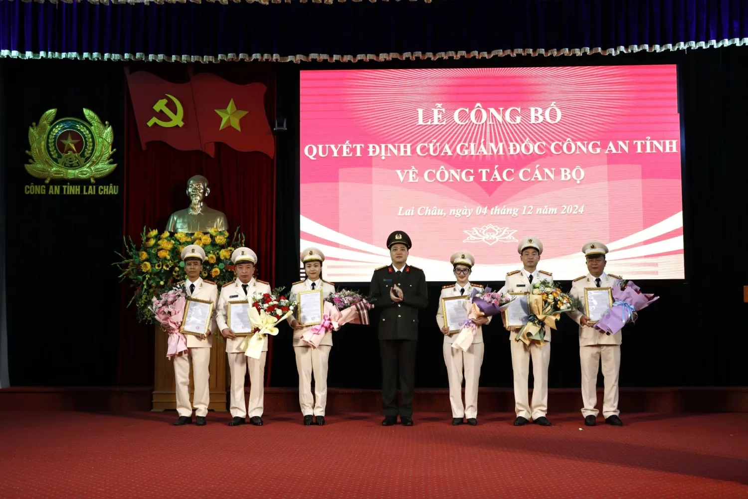 Đại tá Nguyễn Viết Giang - Giám đốc Công an tỉnh trao quyết định và tặng hoa chúc mừng các đồng chí được điều động, bổ nhiệm