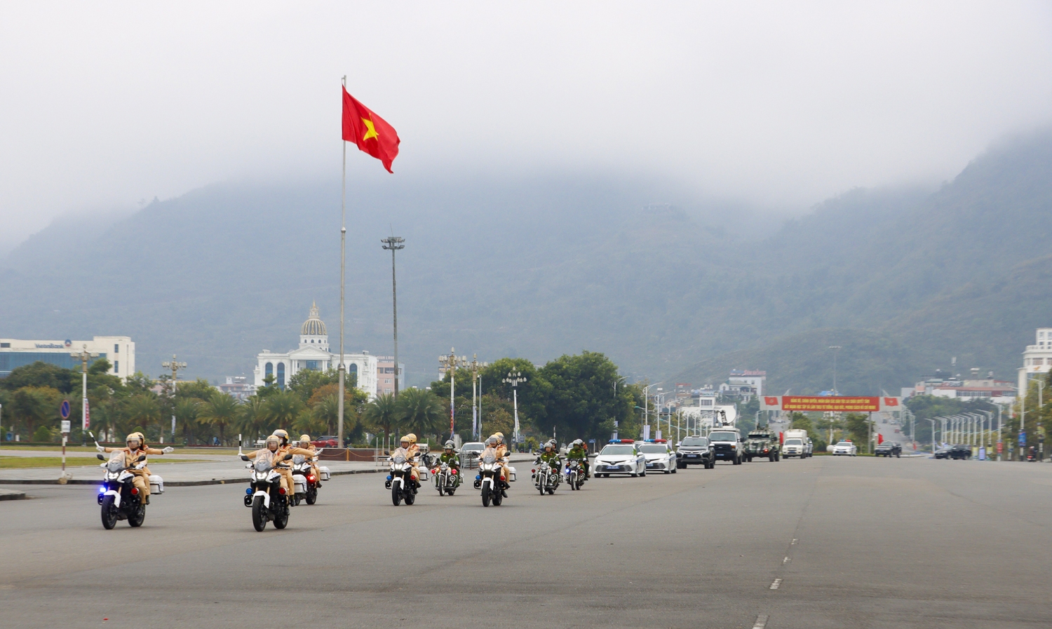 Các lực lượng tham gia diễu hành tại các tuyến đường thành phố Lai Châu