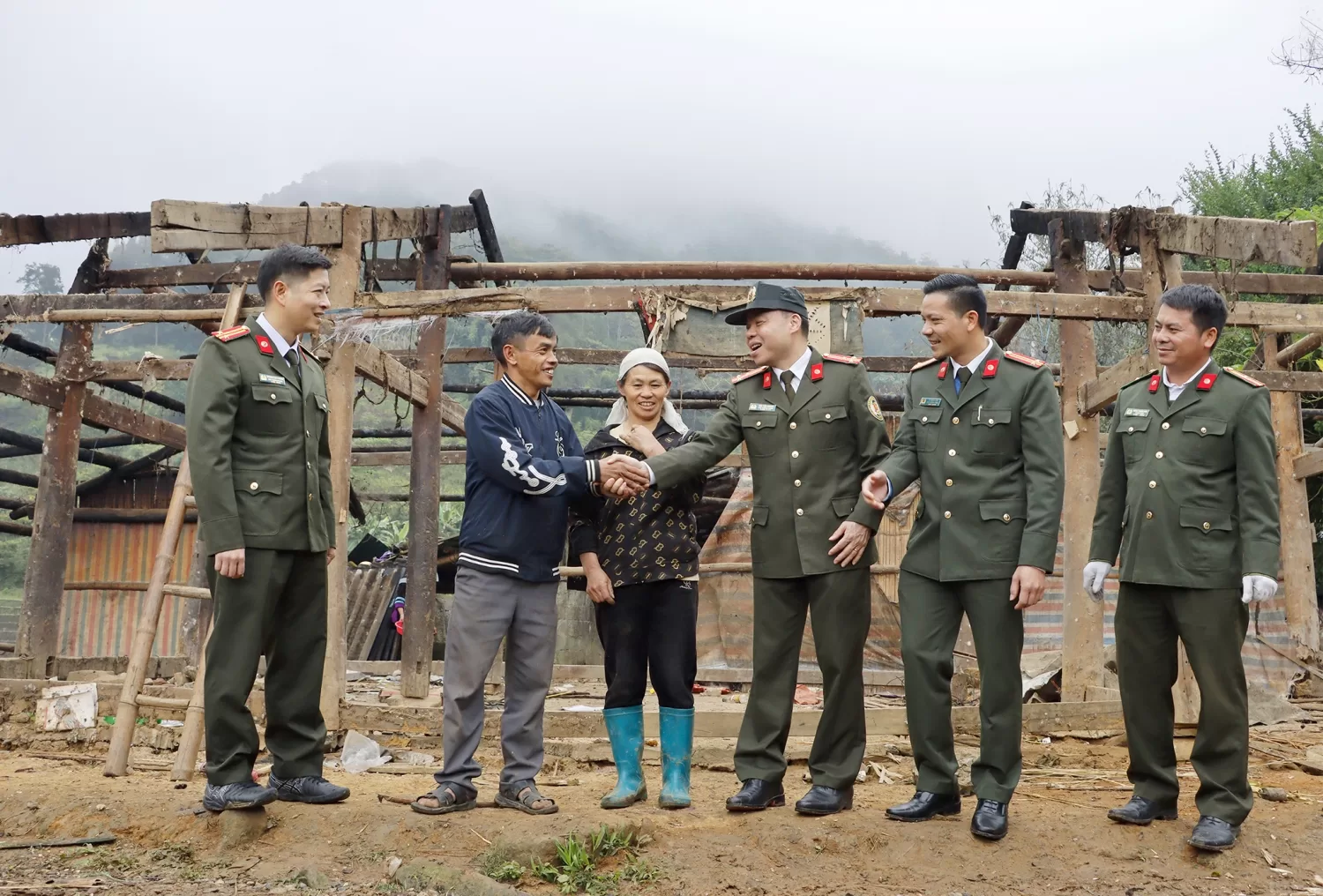Đại diện lãnh đạo các đơn vị Khối thi đua An ninh nhân dân Công an tỉnh thăm hỏi, động viên gia đình anh Hàng Chinh Phù trong thời gian giải lao