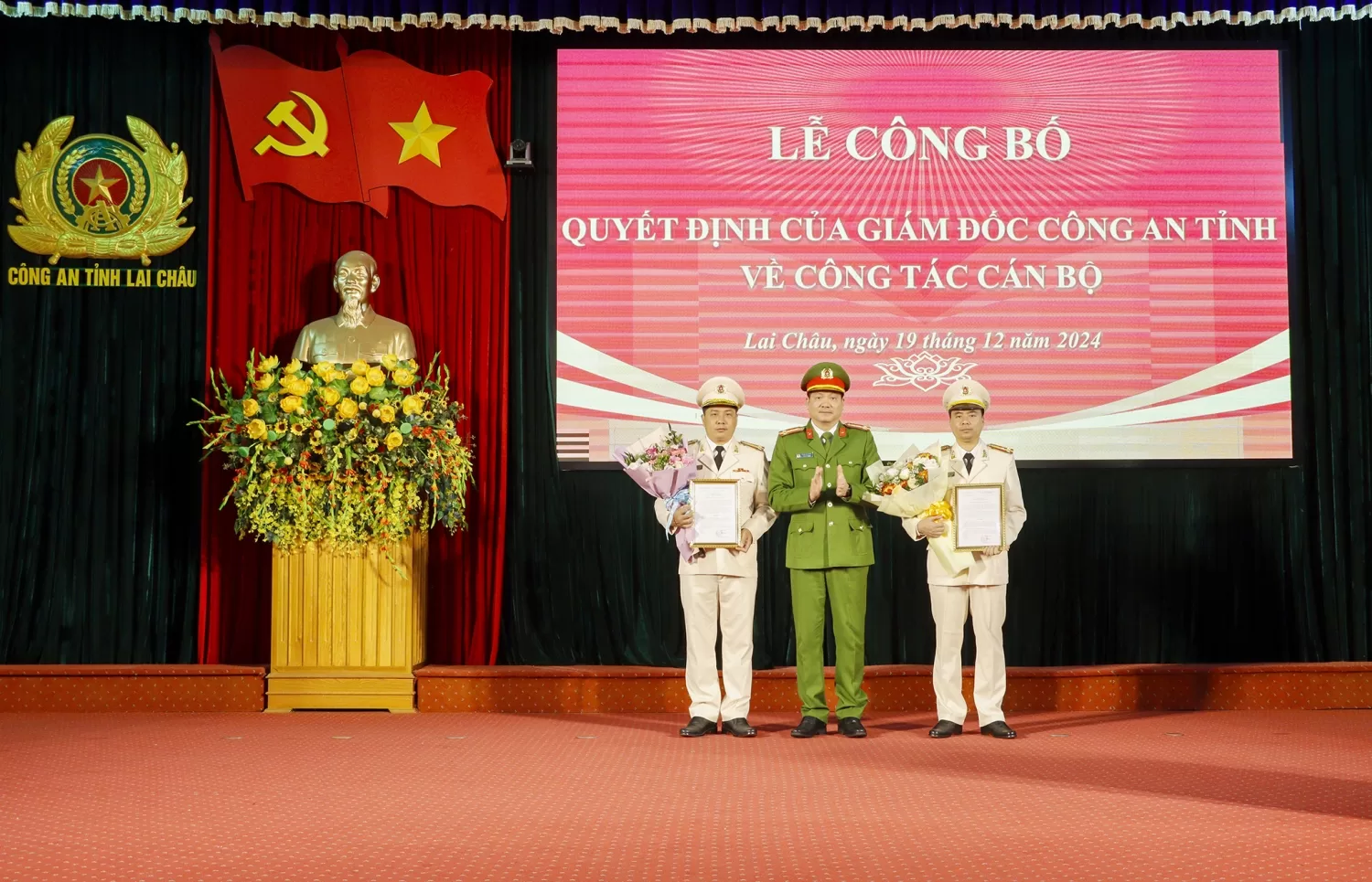 Đại tá Phạm Hải Đăng Phó Giám đốc Công an tỉnh trao quyết định và tặng hoa chúc mừng 02 đồng chí tân Trưởng phòng Công tác đảng và công tác chính trị, Trưởng phòng Kỹ thuật hình sự