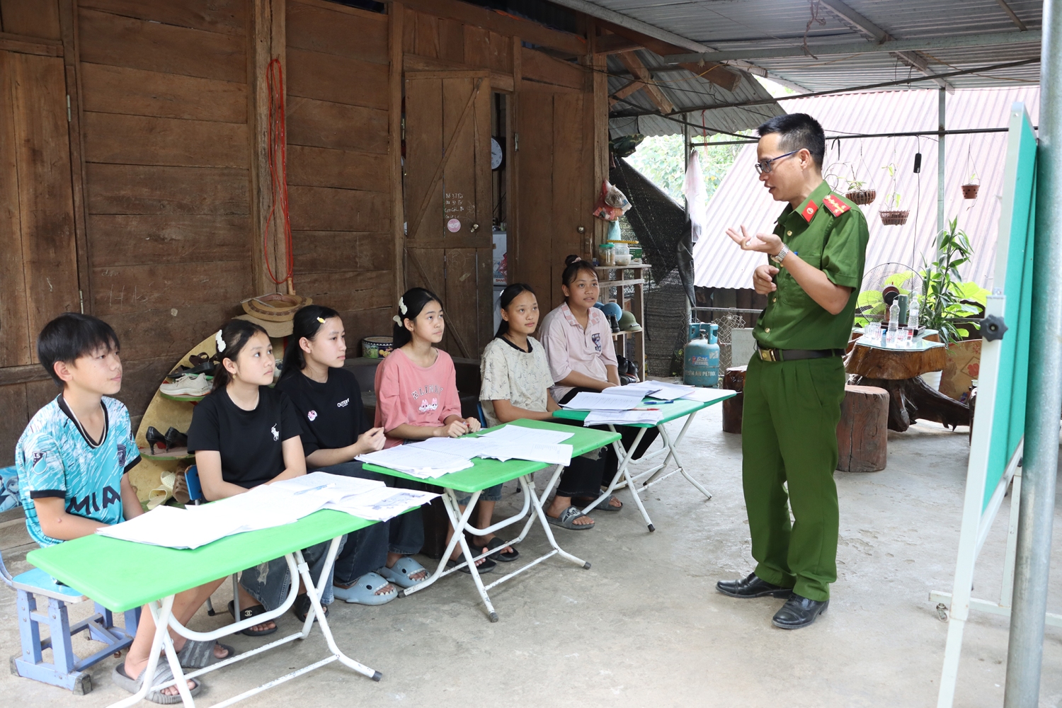 Lớp học ban đầu có 6 học sinh được Phó Chủ tịch xã Nậm Ban cho mượn khoảng sân nhà