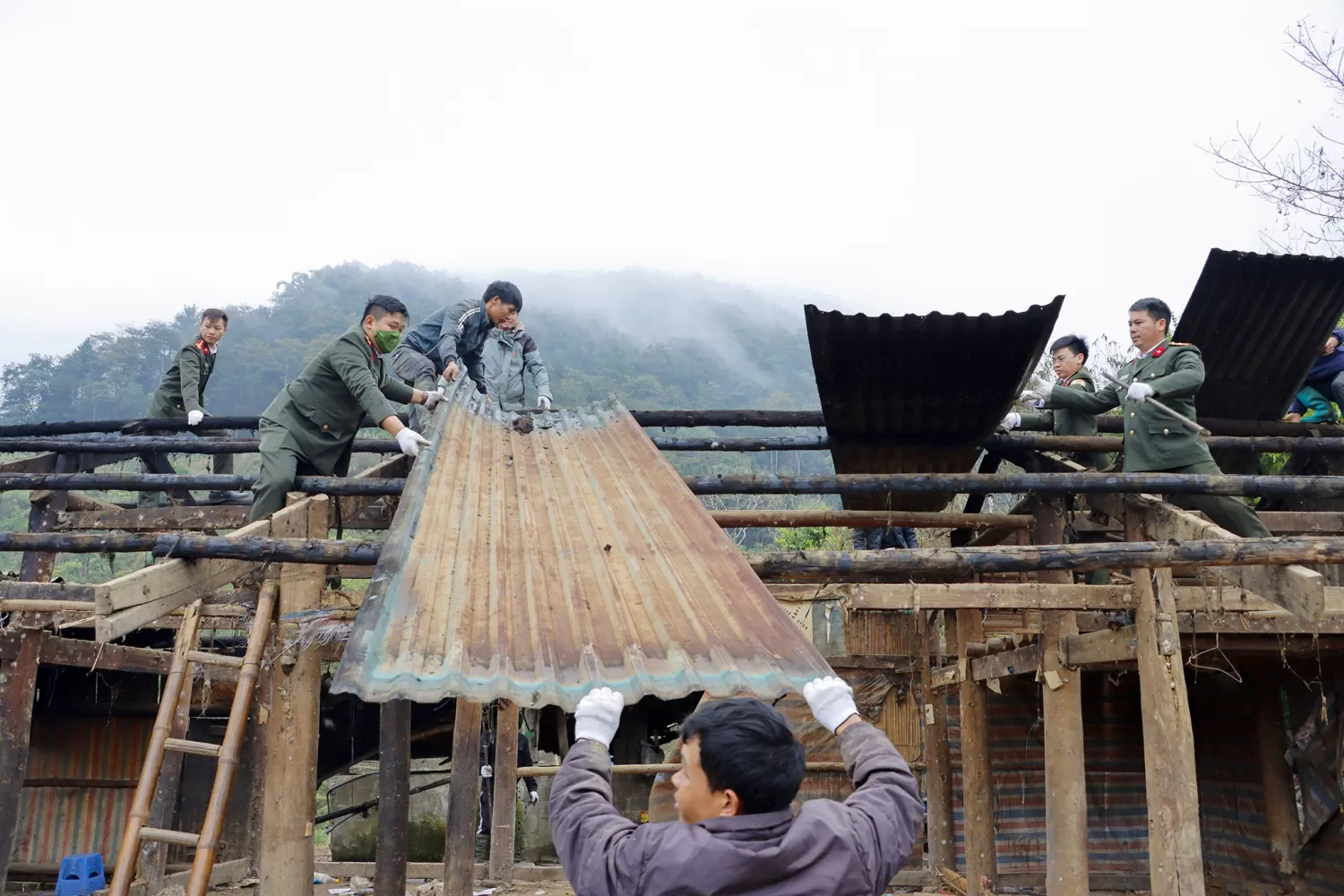 Quân dân đồng lòng chung tay xoá nhà tạm, nhà dột nát