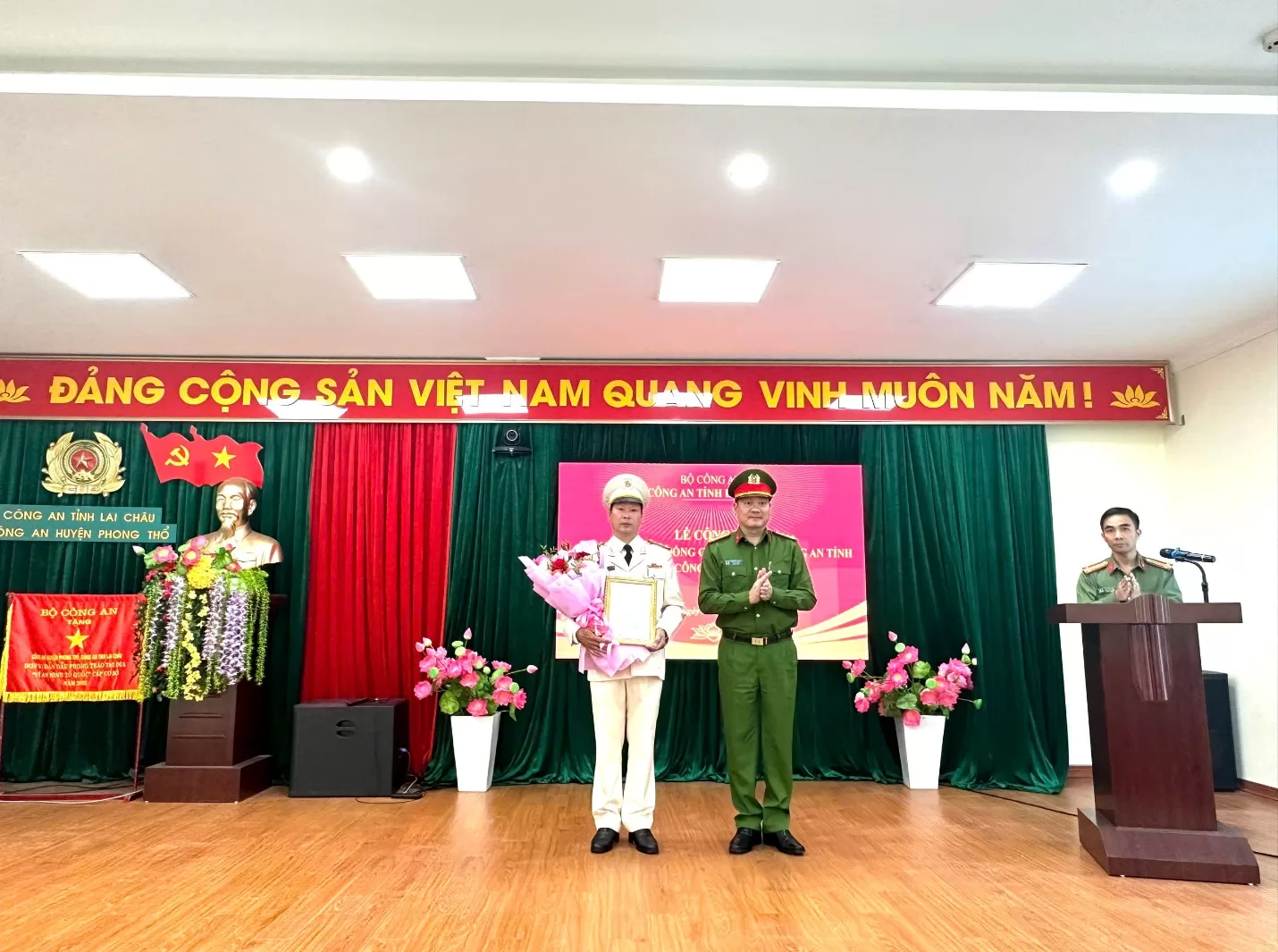 Ảnh: Đồng chí Phó Giám đốc trao quyết định và tặng hoa chúc  mừng
