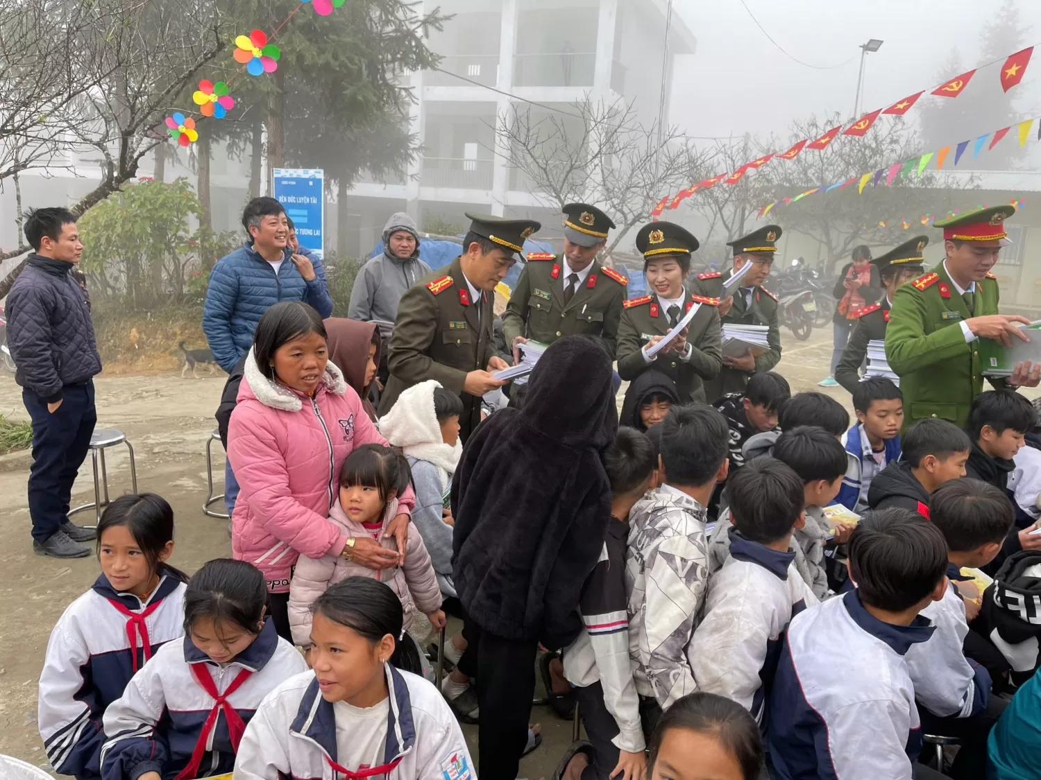 Hình ảnh: Lãnh đạo, cán bộ chiến sỹ và đoàn thiện nguyện trao tặng các phần quà cho các em học sinh tại điểm trường Trung học cơ sở Sì Lở Lầu