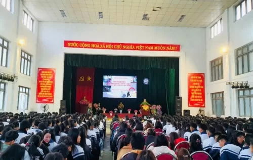 Công an thị trấn Than Uyên tổ chức tuyên truyền phổ biến giáo dục pháp luật cho các em học sinh trên địa bàn