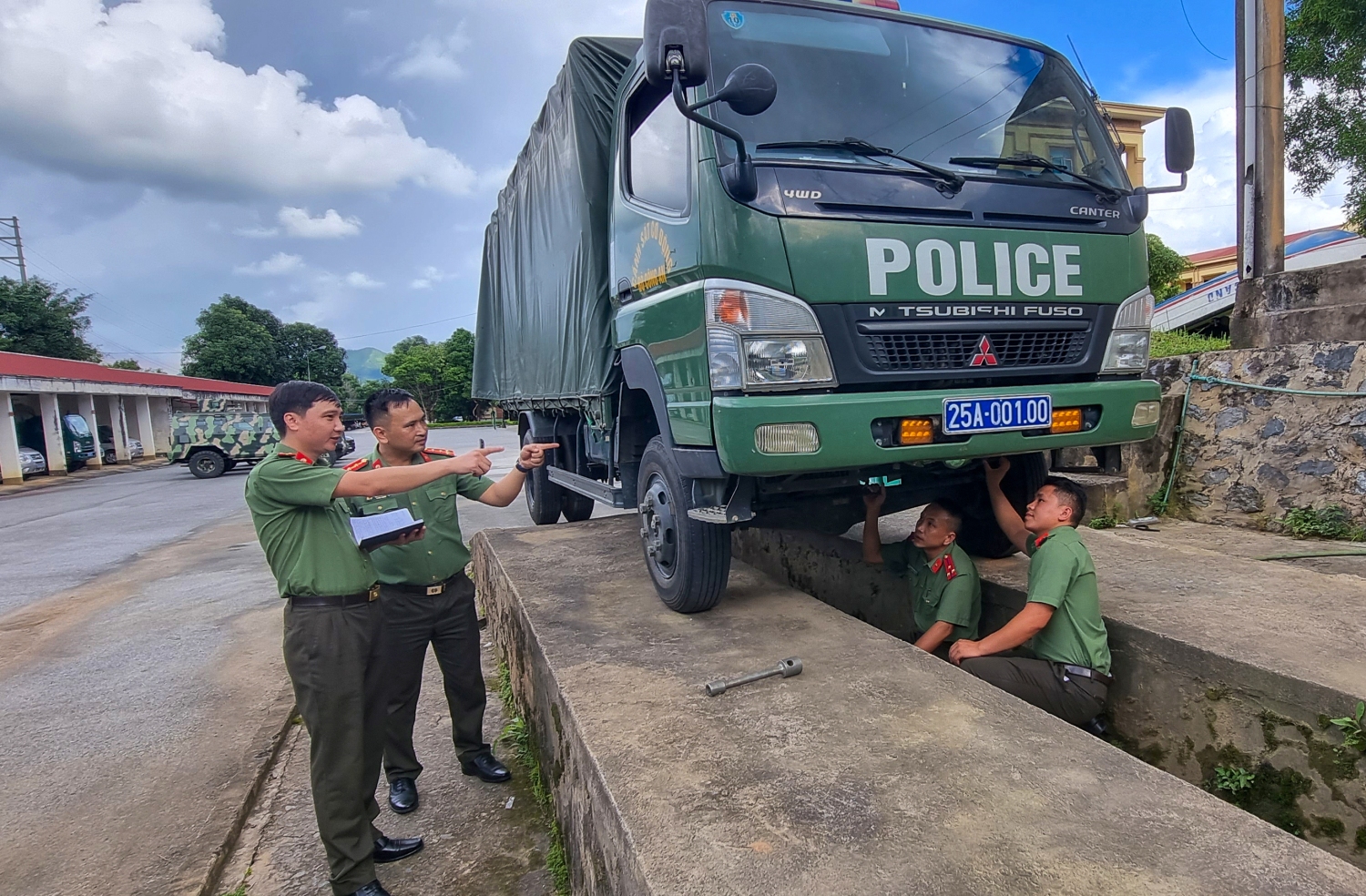 Cán bộ, chiến sĩ Đội xe Phòng Hậu cần giữ xe tốt, lái xe an toàn sẵn sàng phục vụ công tác và chiến đấu