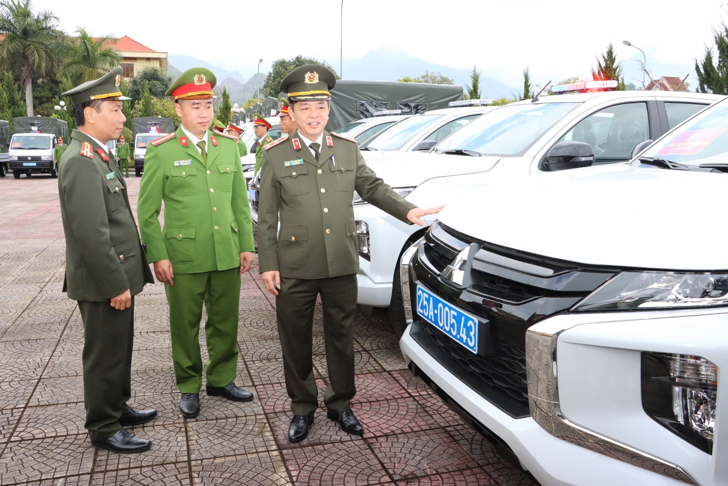 Chỉ tính riêng năm 2024, Phòng Hậu cần đã tham mưu trang cấp hơn 400 xe mô tô, 106 xe bán tải cùng hàng ngàn thiết bị đến các đơn vị