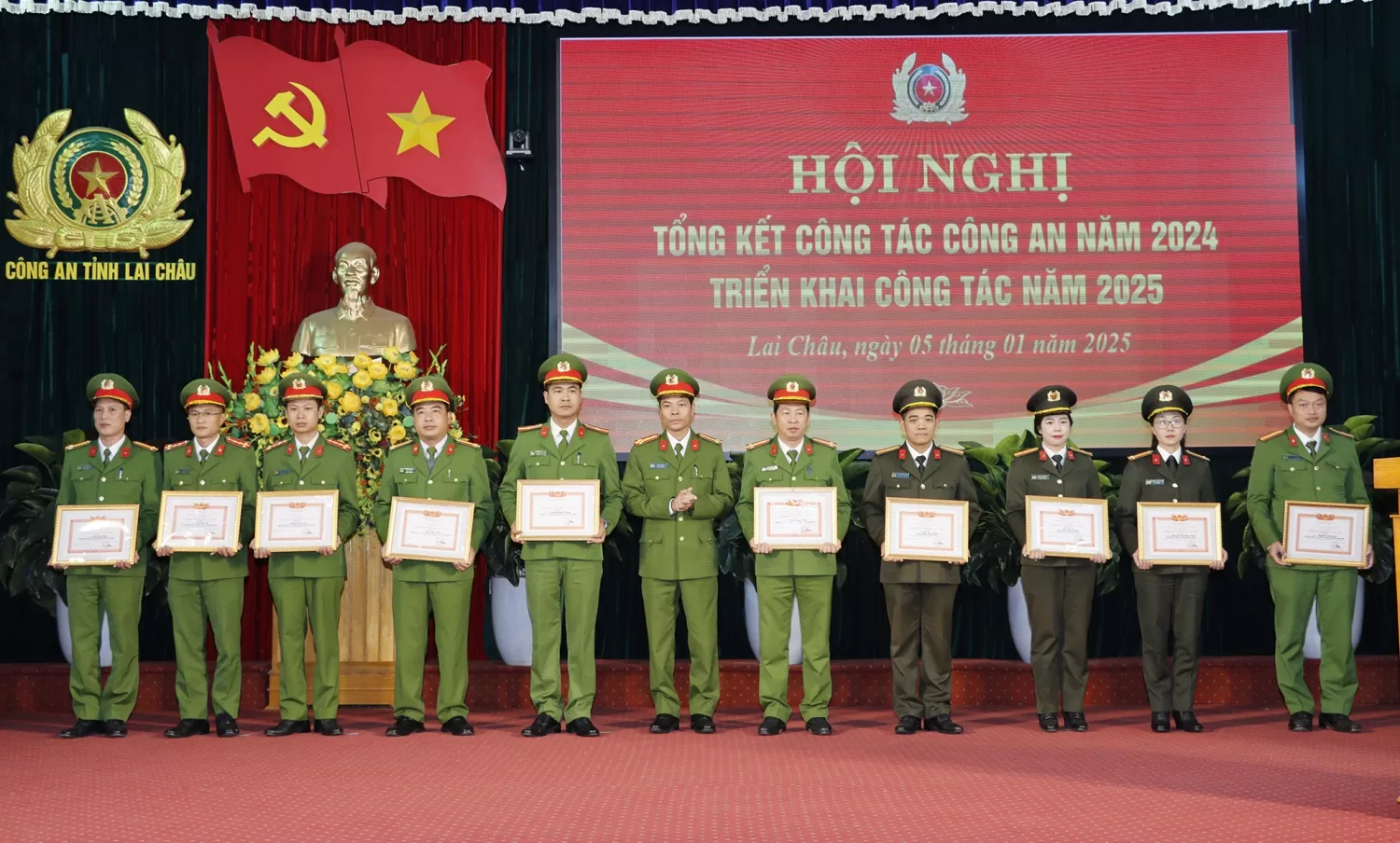 Đại tá Lê Anh Hưng Phó Giám đốc Công an tỉnh trao danh hiệu Chiến sĩ thi đua cơ sở năm 2024 cho các cá nhân