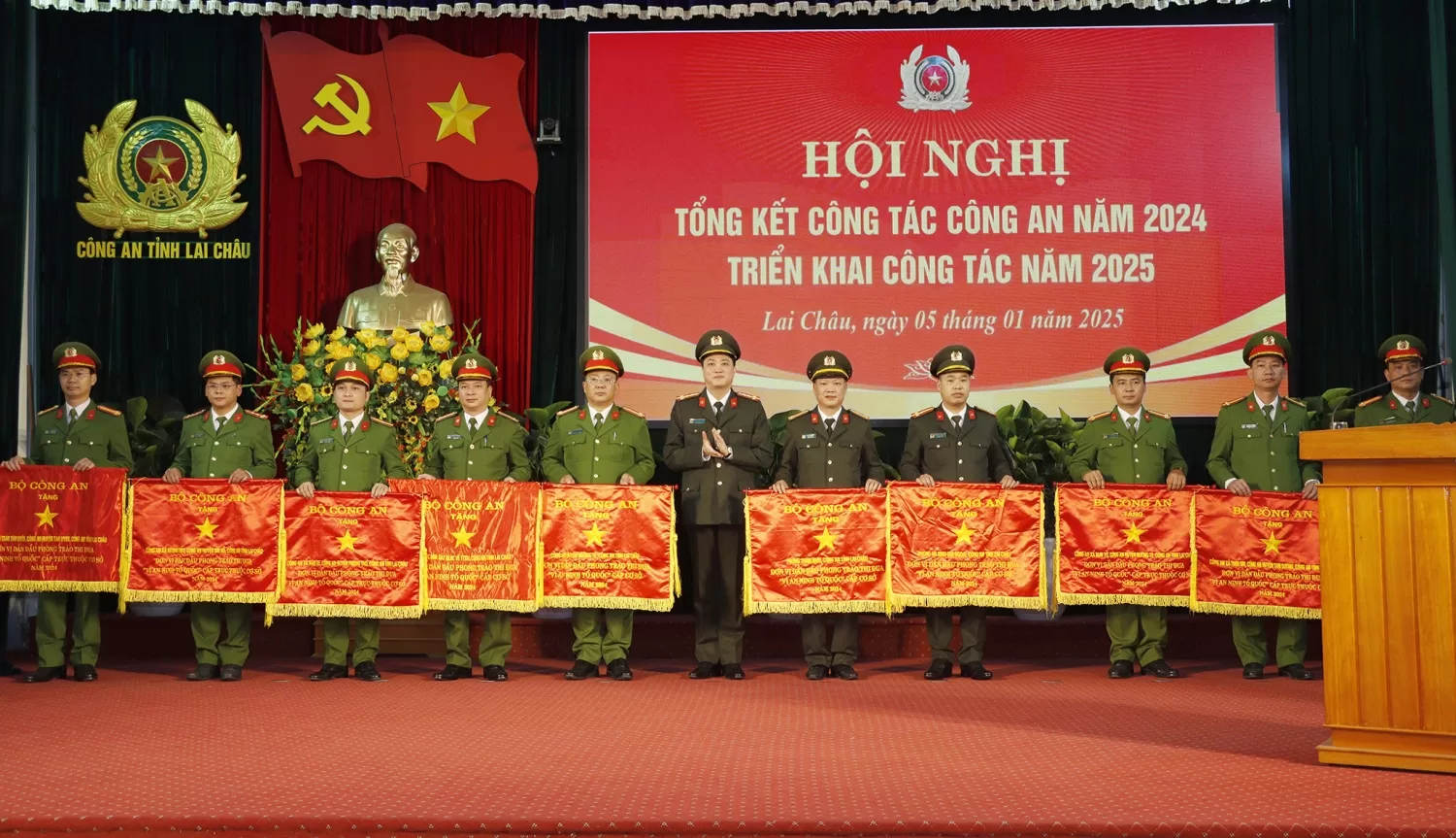 Đại tá Nguyễn Viết Giang Uỷ viên BTV Tỉnh uỷ, Giám đốc Công an tỉnh trao Cờ thi đua của Bộ Công an cho các tập thể có thành tích xuất sắc trong phong trào thi đua Vì ANTQ 2024