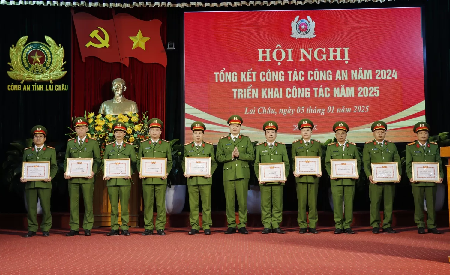 Đại tá Phạm Hải Đăng Phó Giám đốc Công an tỉnh trao danh hiệu đơn vị Quyết thắng cho các tập thể