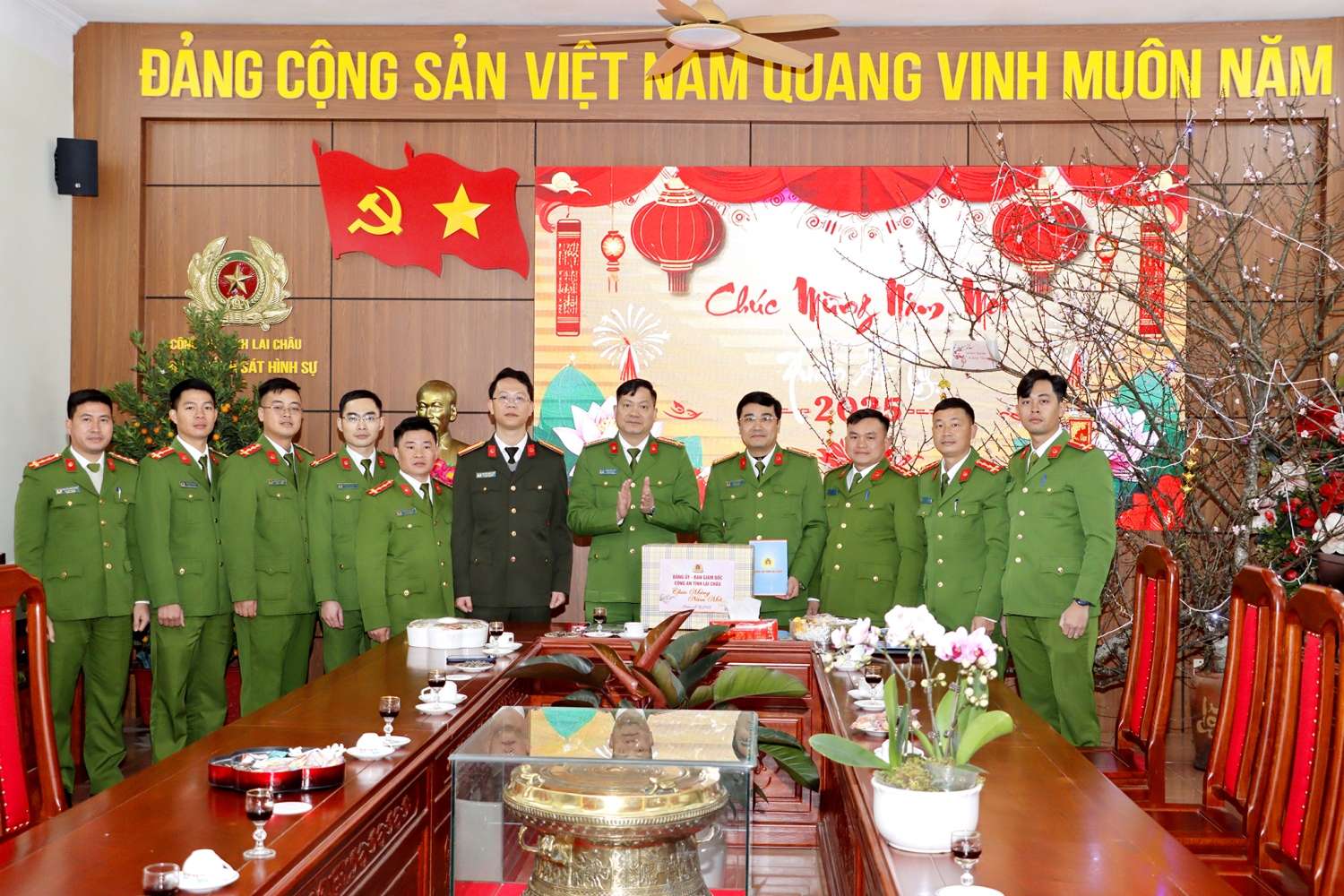 Đại tá Phạm Hải Đăng tặng quà, chúc Tết cán bộ, chiến sĩ Phòng Cảnh sát hình sự Công an tỉnh trực Tết