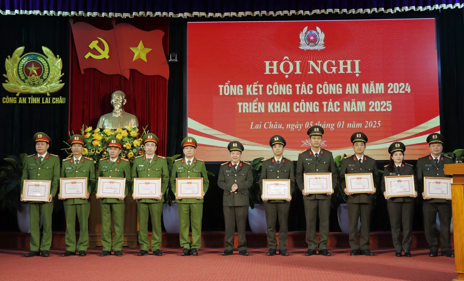 Đại tá Sùng A Súa Phó Giám đốc Công an tỉnh trao danh hiệu đơn vị Quyết thắng cho các tập thể
