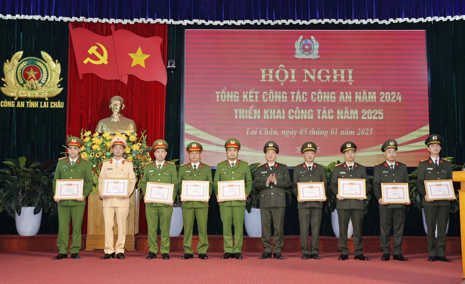Đại tá Tao Văn Trường trao danh hiệu Chiến sỹ thi đua cơ sở năm 2024 cho các cá nhân