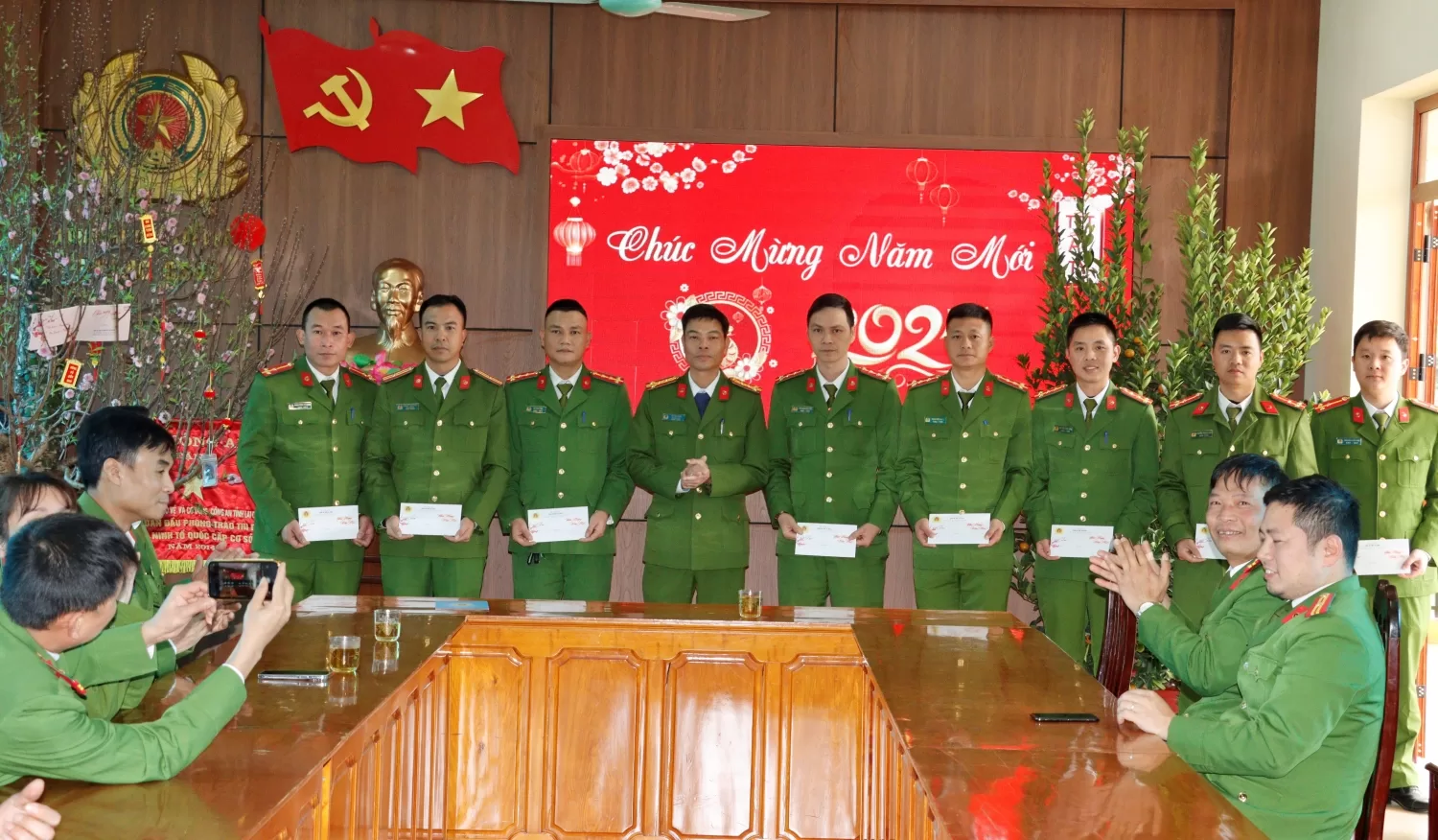 Đại tá Lê Anh Hưng - Phó Giám đốc Công an tỉnh động viên và tặng quà cán bộ, chiến sĩ Phòng Cảnh sát cơ động trực tết.