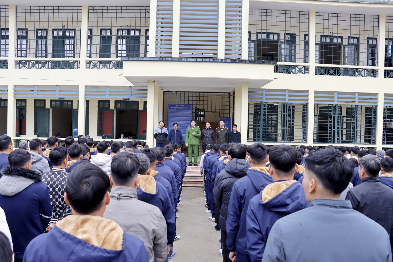 Thăm hỏi, động viên học viên cai nghiện ma túy