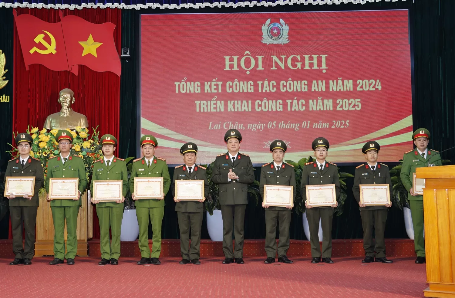 Thừa uỷ quyền của Bộ trưởng Bộ Công an, Đại tá Nguyễn Viết Giang Uỷ viên BTV Tỉnh uỷ, Giám đốc Công an tỉnh trao Bằng khen cho các tập thể, cá nhân
