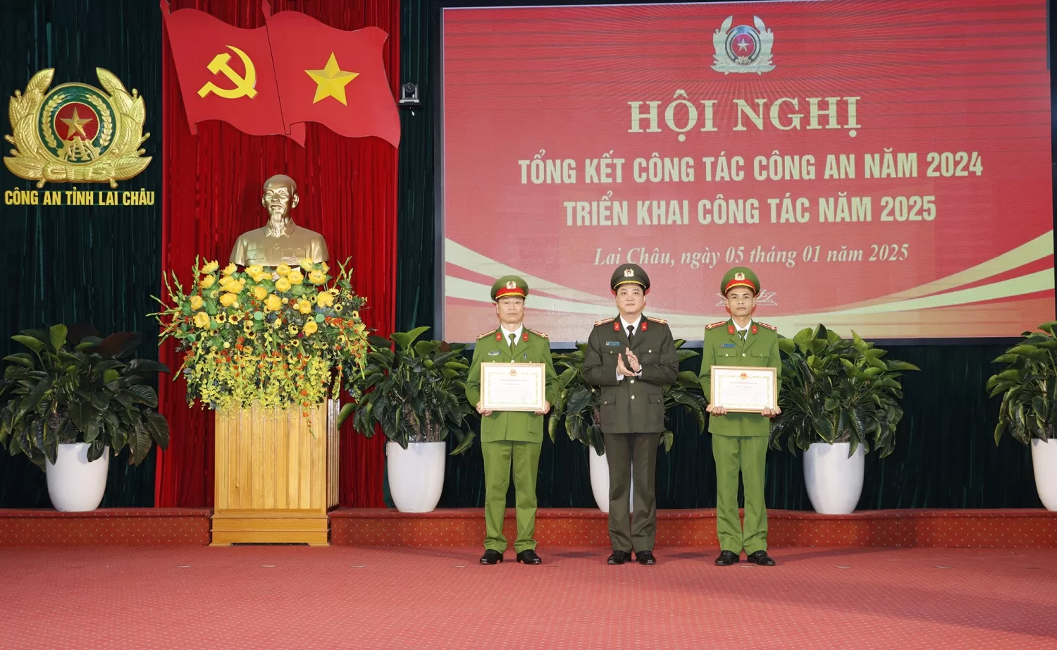 Thừa uỷ quyền của Chủ tịch UBND tỉnh, Đại tá Nguyễn Viết Giang Uỷ viên BTV Tỉnh uỷ, Giám đốc Công an tỉnh trao Bằng khen cho các cá nhân có thành tích xuất sắc trong đấu tranh PCTP và đảm bảo ANTT trên địa bàn
