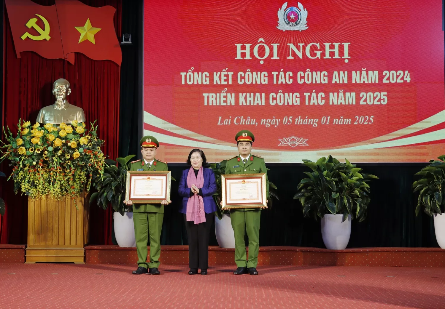 Thừa uỷ quyền của Thủ tướng Chính phủ, đồng chí Giàng Páo Mỷ Uỷ viên BCH Trung ương Đảng, Bí thư Tỉnh uỷ trao Bằng khen cho 02 cá nhân