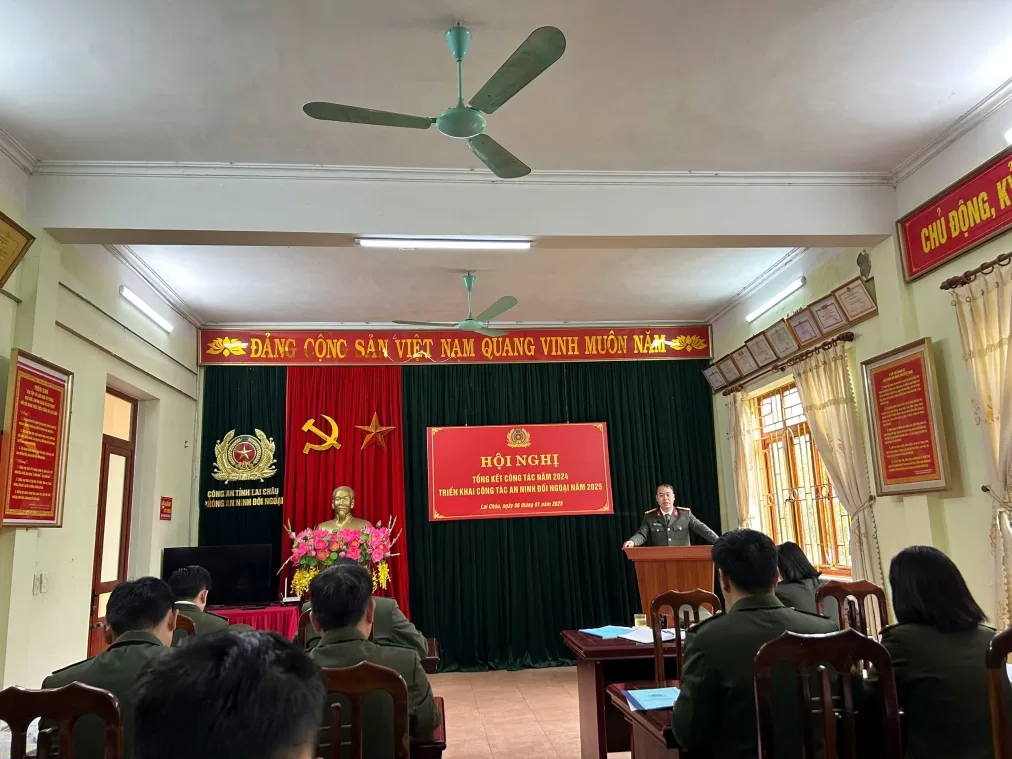 Đồng chí Thượng tá Nguyễn Công Lân - Trưởng phòng An ninh đối ngoại phát biểu tại Hội nghị