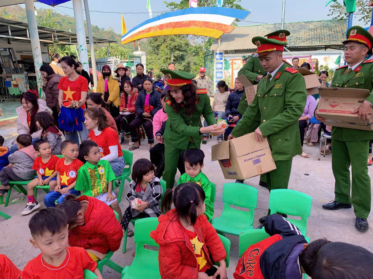 Ảnh: Lãnh đạo và đoàn viên, hội viên tặng quà cho các cháu mầm non trên địa bàn