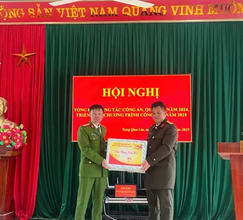 Thăm và tặng quà Công an xã Tung Qua Lìn, huyện Phong Thổ nhân dịp Công an xã tổ chức hội nghị tổng kết năm 2024