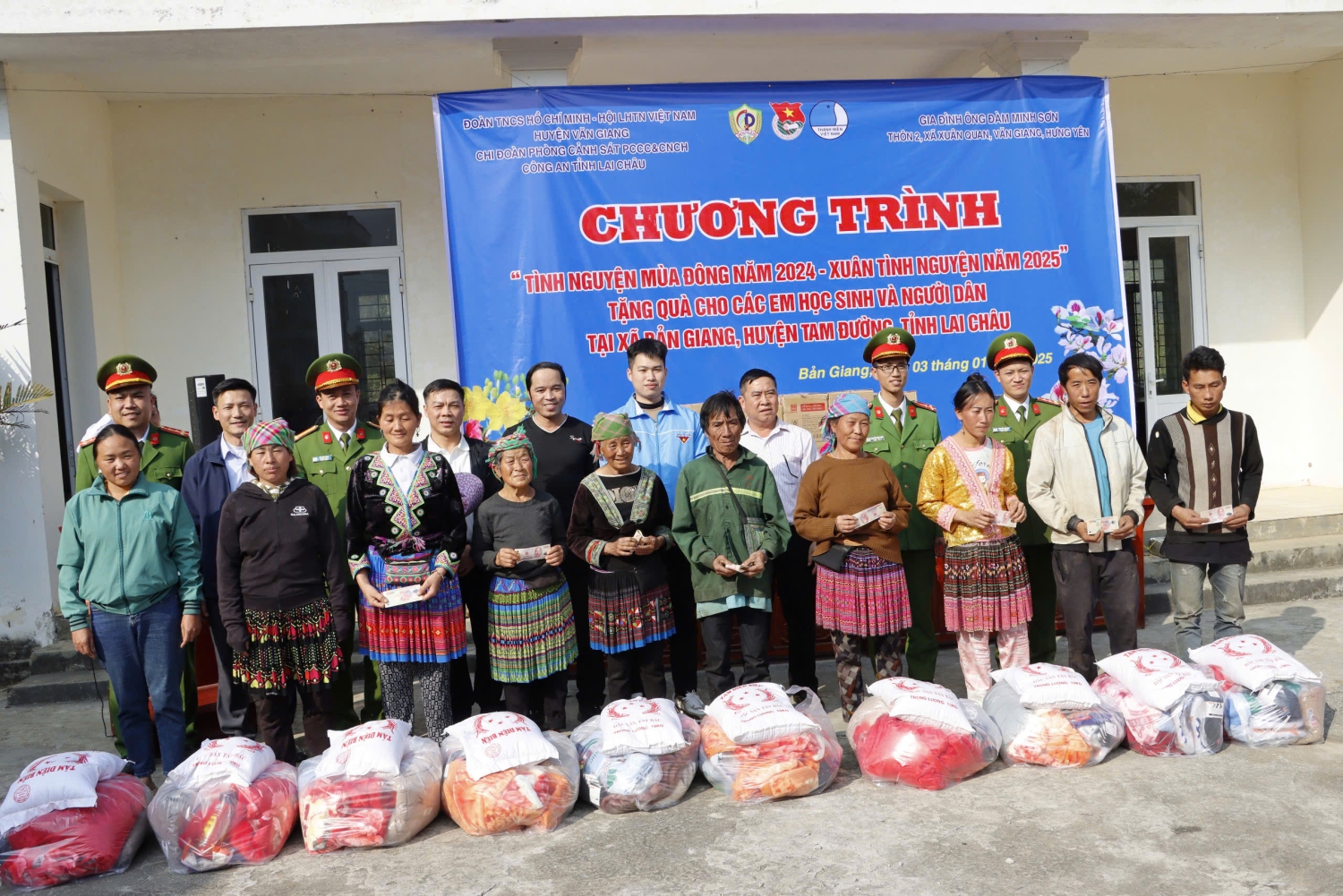 Đại diện lãnh đạo Phòng Cảng sát PCCC&CNCH Công an tỉnh và đơn vị tài trợ trao quà cho hộ có hoàn cảnh khó khăn