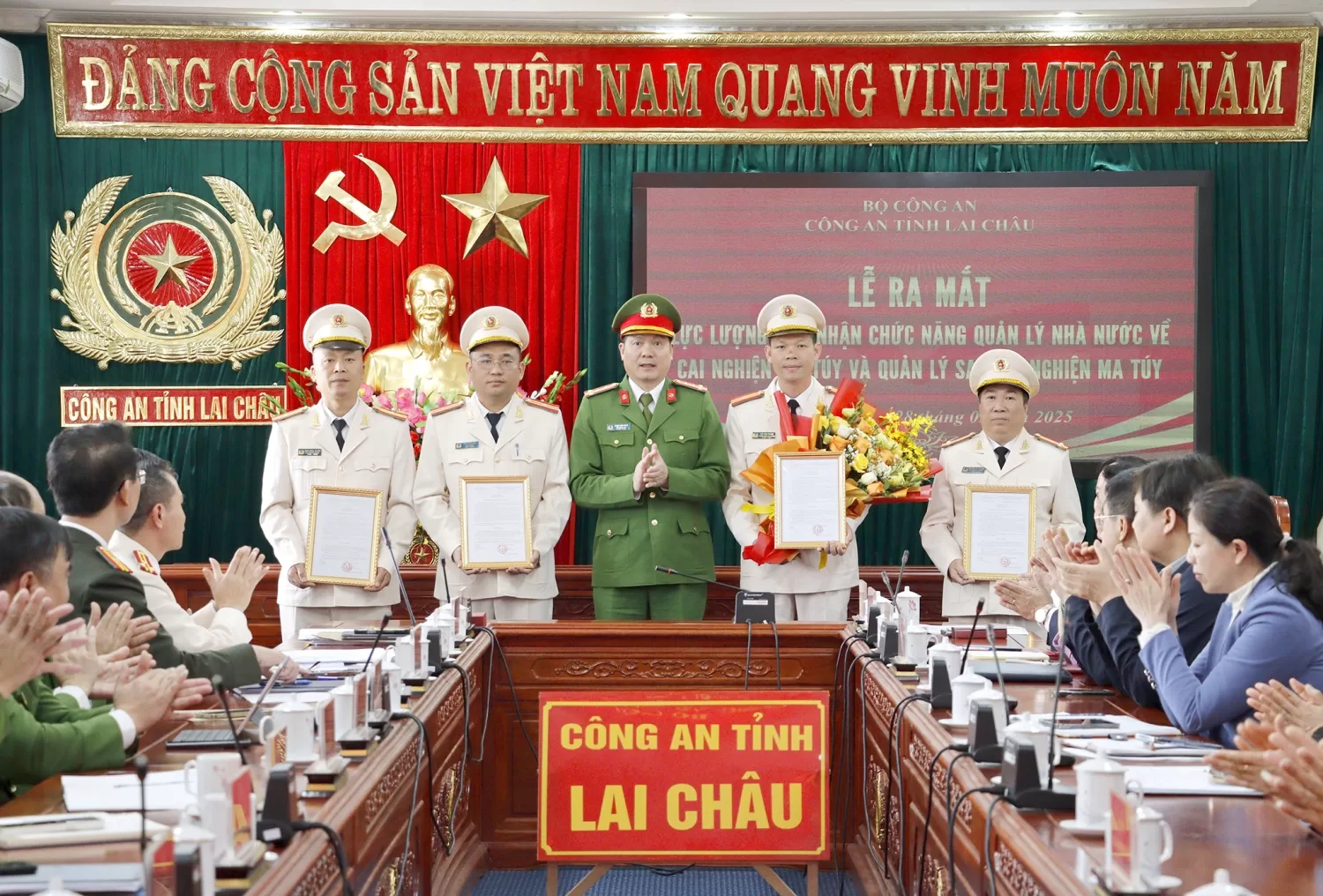Đại tá Phạm Hải Đăng Phó Giám đốc Công an tỉnh trao quyết định điều động lãnh đạo chỉ huy Cơ sở cai nghiện ma tuý tỉnh