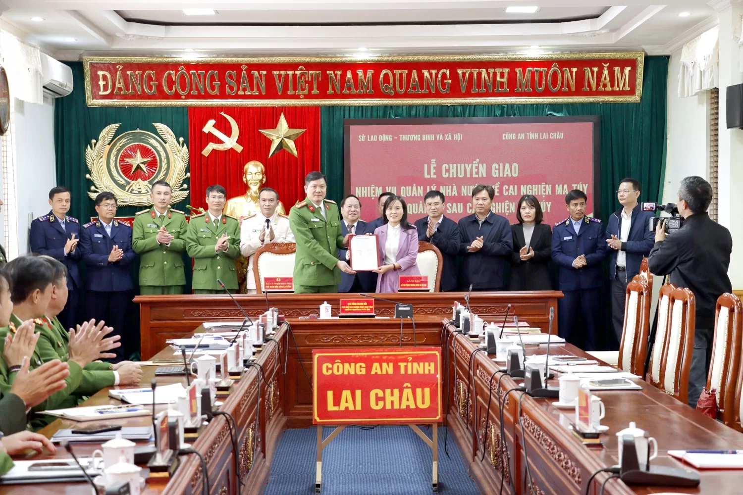 Lãnh đạo Công an tỉnh và lãnh đạo Sở Lao động, Thương binh và xã hội bàn giao nhiệm vụ quản lý Nhà nước về cai nghiện ma tuý và quản lý sau cai nghiện từ Sở Lao động, THương binh & XH về Công an tỉnh