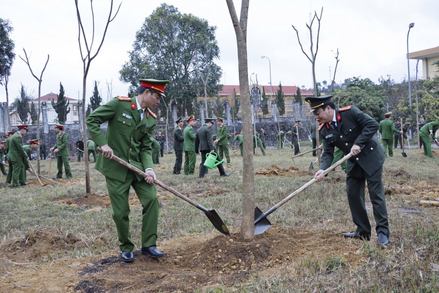 Đại tá Sùng A Súa, Đại tá Lê Anh Hưng - Phó Giám đốc Công an tỉnh cùng cán bộ, chiến sĩ trồng cây tại khuôn viên Trung tâm Huấn luyện và Bồi dưỡng nghiệp vụ.