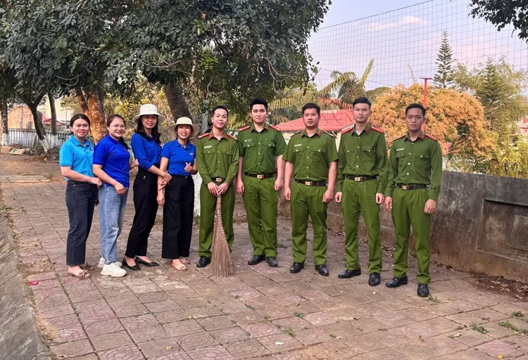 Công an phường Đoàn kết ra quân bóc gỡ, xóa bỏ các sản phẩm quảng cáo sai quy định