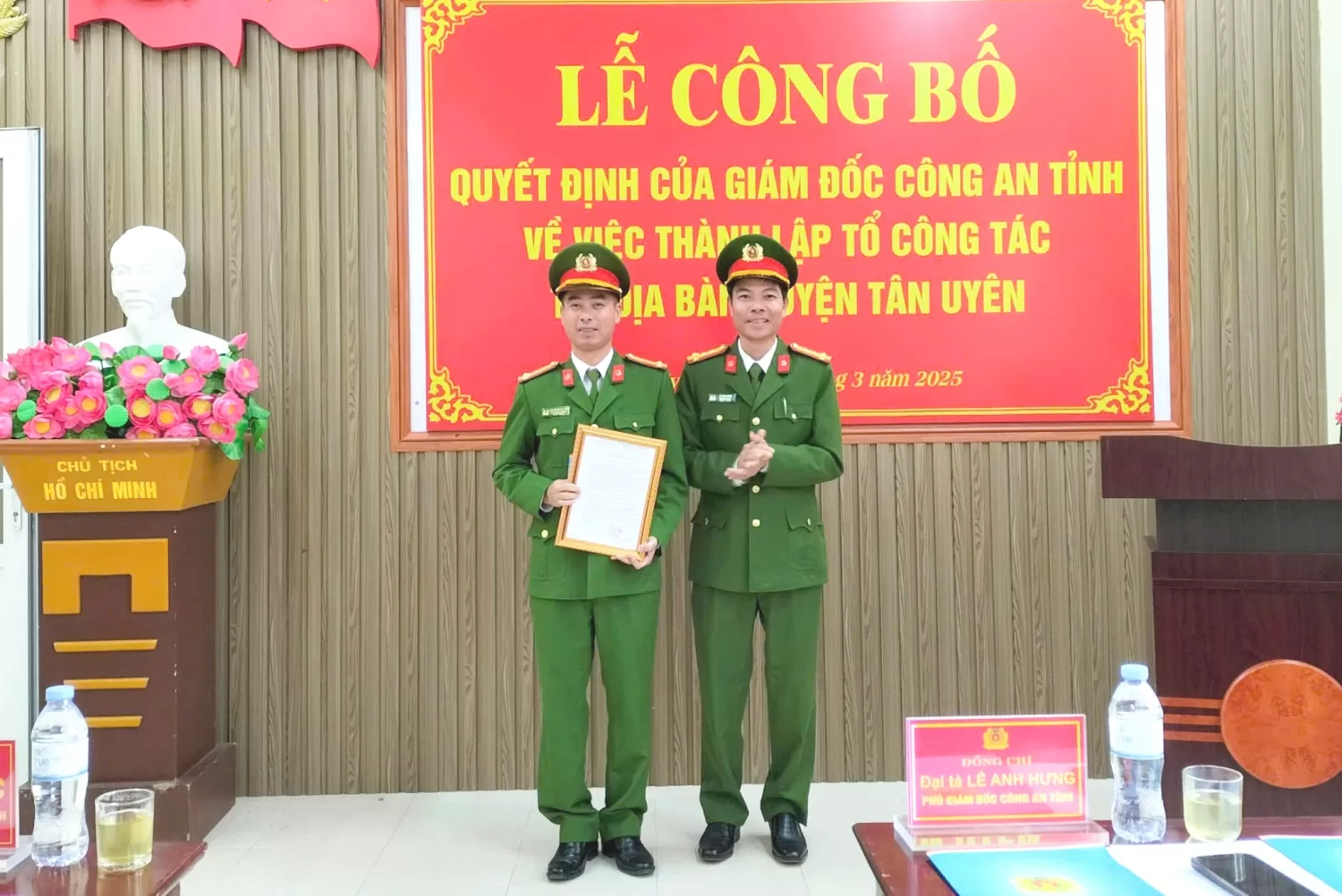 Đại tá Lê Anh Hưng - Phó Giám đốc Công an tỉnh Lai Châu trao quyết định thành lập tổ công tác tại huyện Tân Uyên