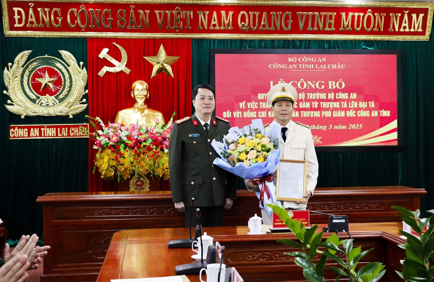 Đại tá Nguyễn Viết Giang Uỷ viên BTV Tỉnh uỷ, Giám đốc Công an tỉnh trao quyết định thăng cấp bậc hàm từ Thượng tá lên Đại tá cho Phó Giám đốc Công an tỉnh Khoàng Văn Thương