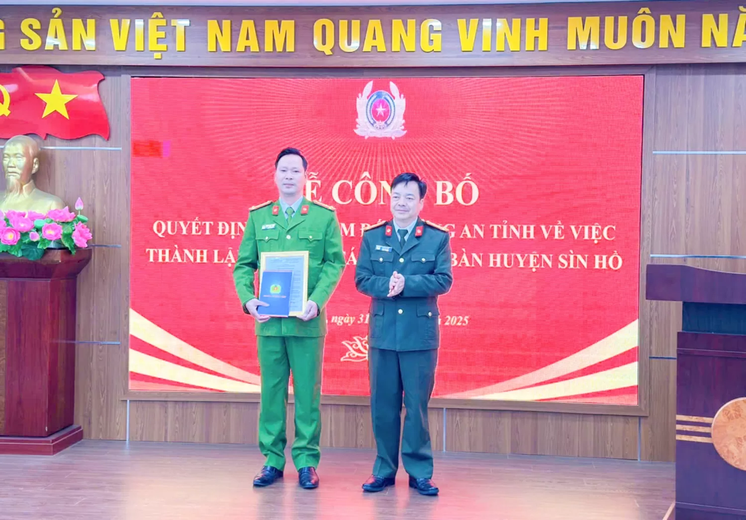 Đại tá Sùng A Súa - Phó Giám đốc Công an tỉnh Lai Châu trao quyết định thành lập tổ công tác tại huyện Sìn Hồ