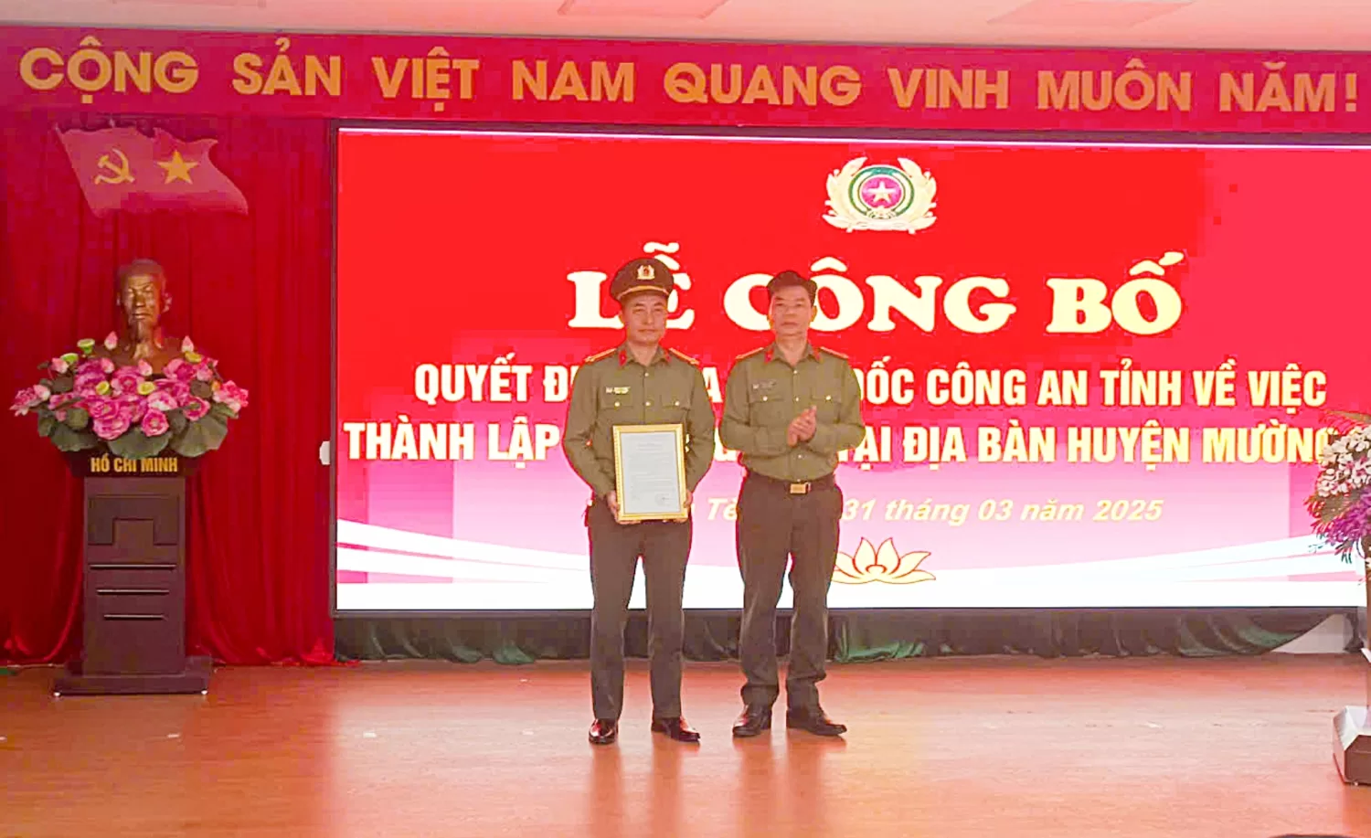 Đại tá Tao Văn Trường - Phó Giám đốc Công an tỉnh Lai Châu trao quyết định thành lập tổ công tác tại huyện Mường Tè