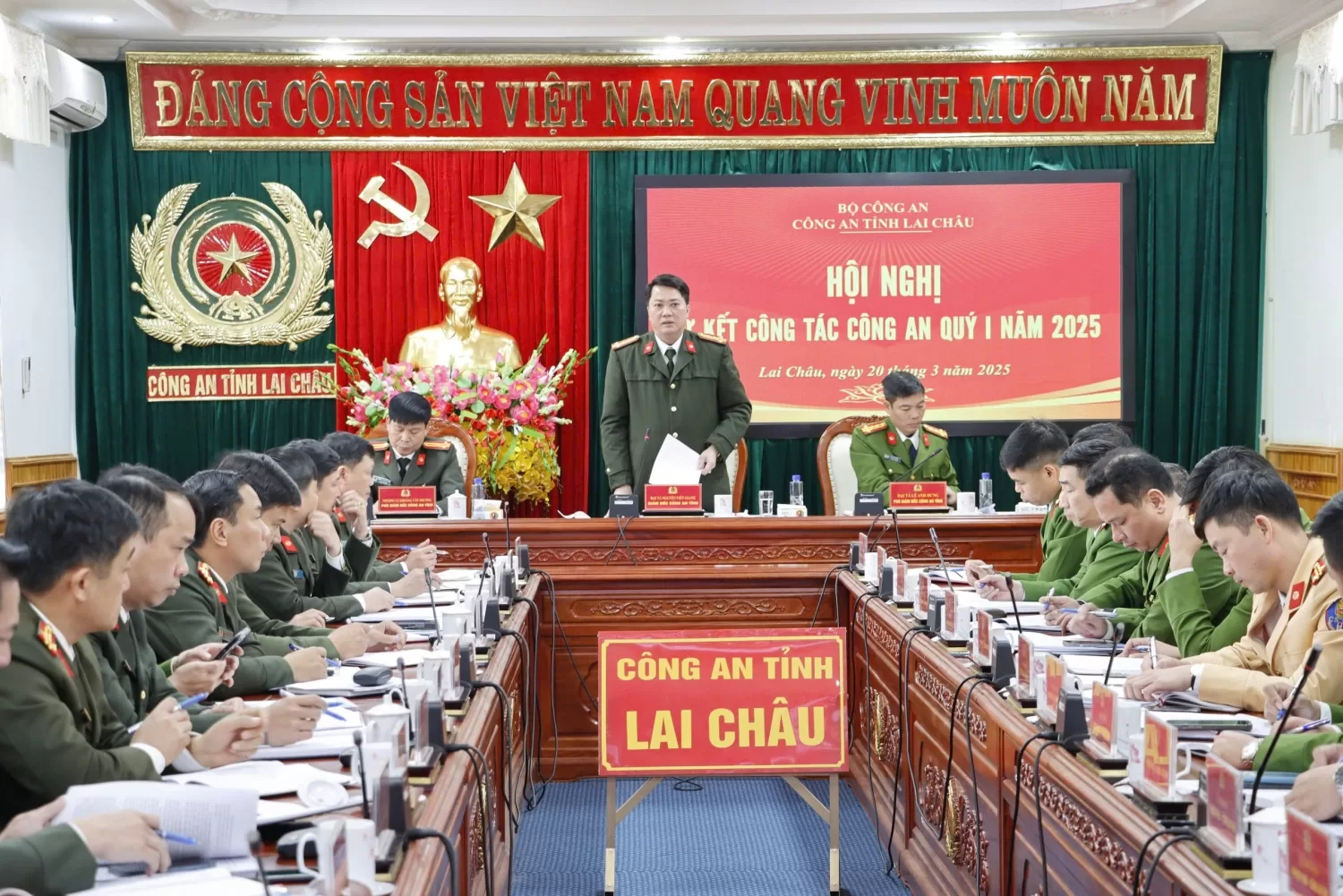 Đại tá Nguyễn Viết Giang - Ủy viên BTV Tỉnh ủy, Giám đốc Công an tỉnh phát biểu kết luận Hội nghị