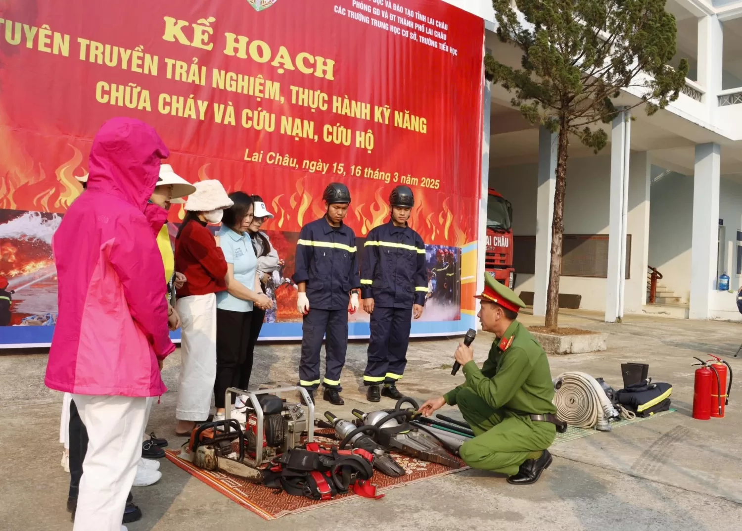 Cán bộ Phòng Cảnh sát PCCC&CNCH, giới thiệu, hướng dẫn sử dụng một số trang thiết bị, phương tiện chữa cháy và cứu nạn, cứu hộ thông dụng