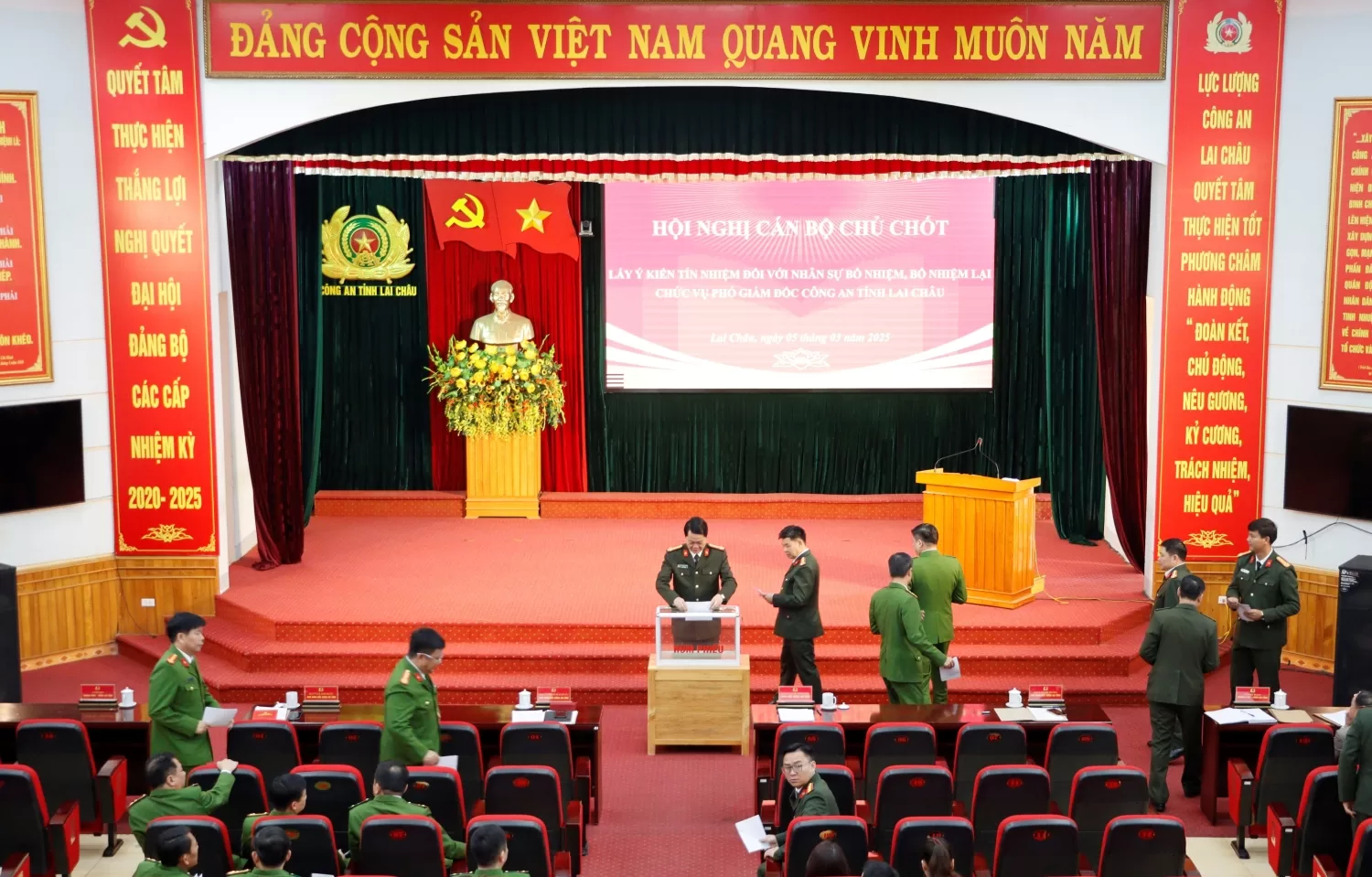 Đại biểu thực hiện bỏ phiếu tin nhiệm theo quy trình