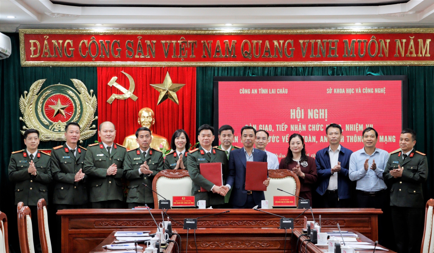 Lãnh đạo Công an tỉnh và Sở Khoa học và Công nghệ ký kết bàn giao nhiệm vụ quản lý nhà nước về an toàn thông tin mạng