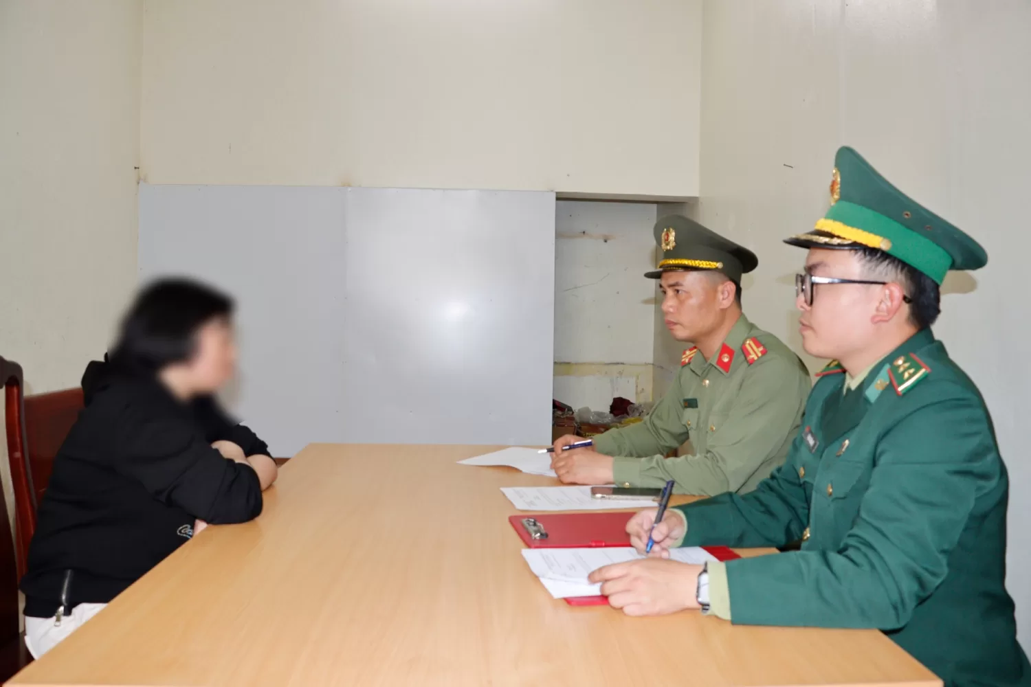 Phòng Quản lý Xuất nhập cảnh phối hợp với Bộ đội Biên phòng cửa khẩu tiếp nhận công dân T.P.M