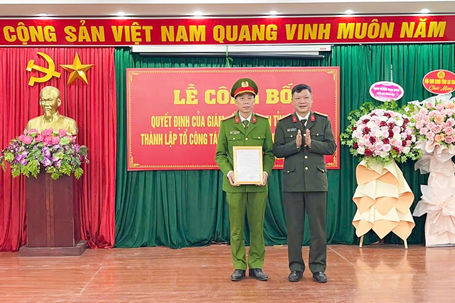 Thượng tá Cao Thế Quang - Trưởng phòng tham mưu, Công an tỉnh Lai Châu trao quyết định thành lập tổ công tác tại huyện Than Uyên