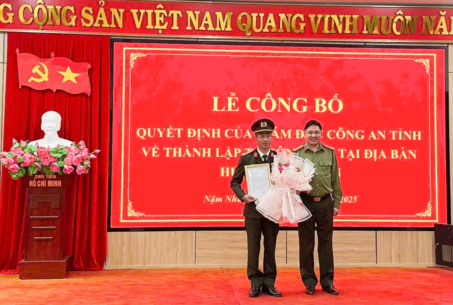 Đại tá Tao Văn Trường - Phó Giám đốc Công an tỉnh Lai Châu trao quyết định thành lập tổ công tác tại huyện Mường Tè