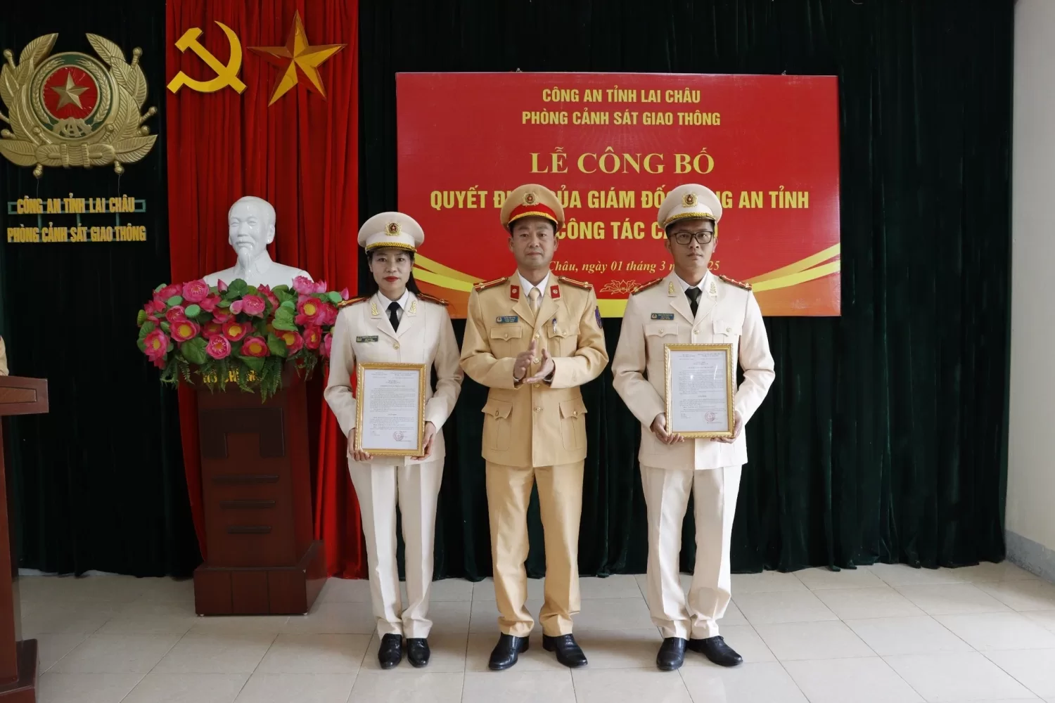 Trung tá Trần Ngọc Hà - Trưởng Phòng Cảnh sát Cảnh sát giao thông trao quyết định của Giám đốc Công an tỉnh cho các đồng chí.