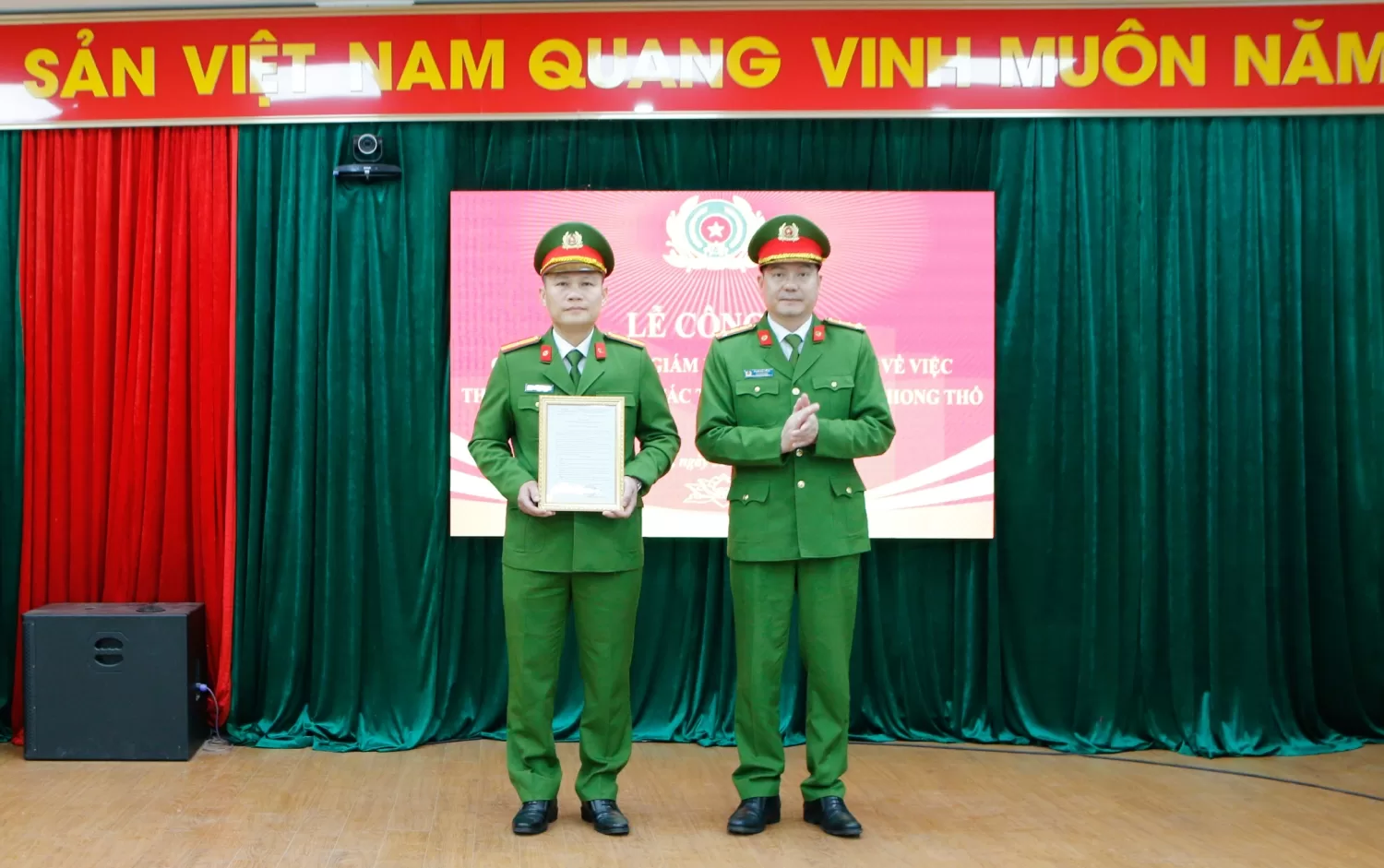 Đại tá Phạm Hải Đăng - Phó Giám đốc Công an tỉnh Lai Châu trao quyết định thành lập tổ công tác tại huyện Phong Thổ